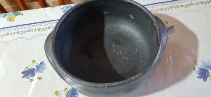 Duas panelas de barro com tampa, e uma telha de barro