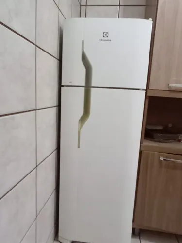 Geladeira Electrolux DC35A, duplex, com 260 litros de capacidade.