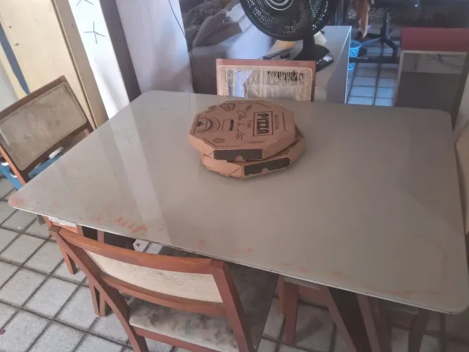 Mesa com tampo de vidro 4 cadeiras avarias