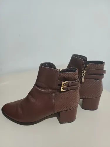 Bota de couro feminina