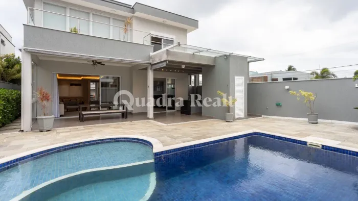 Casa mobiliada em condomínio de alto padrão