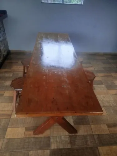 Mesa de madeira e quatro banquetas