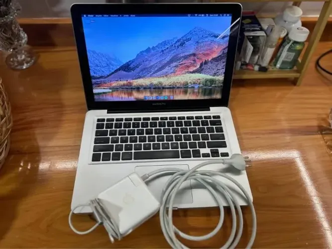 macbook pro de 13 polegadas, modelo late 2011. possui processador intel core i5 de 2,4 ghz