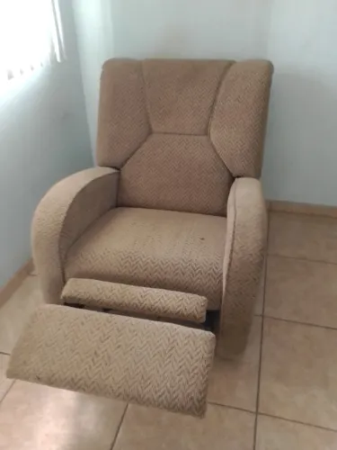 Poltrona reclinável e retrátil
