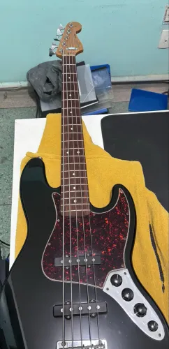 Baixo 5 cordas Fender Jazz Bass