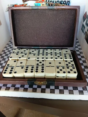 Antigo jogo de dominó com caixa