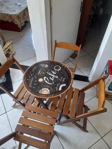 Mesa de café com quatro cadeiras e madeira 