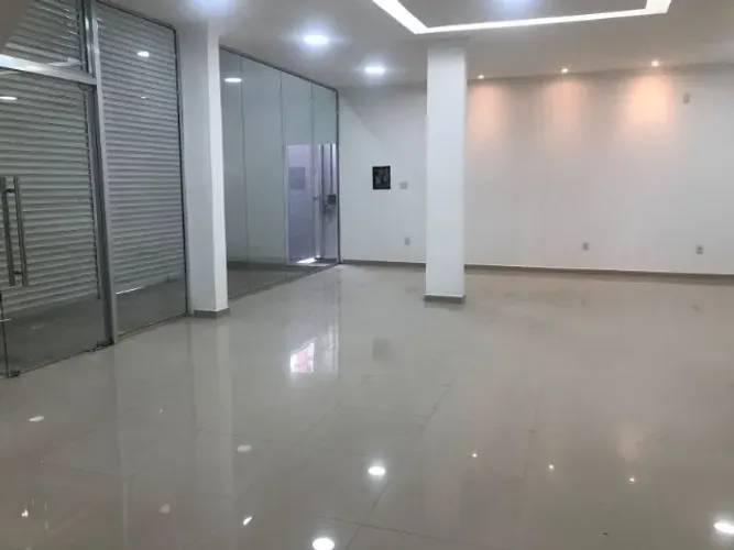 Alugo Sala Comercial no térreo, com 2 ambientes e banheiro social, Av. Nathan Lemos Xavier