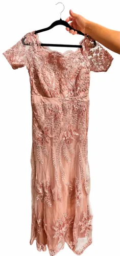Vestido longo de festa rosa com detalhes em renda