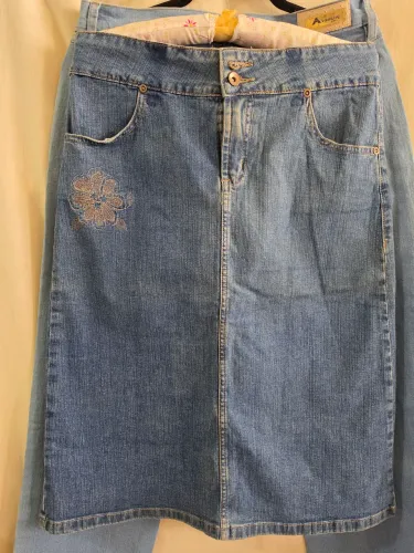 Saia jean lavado c/bordado floral 42