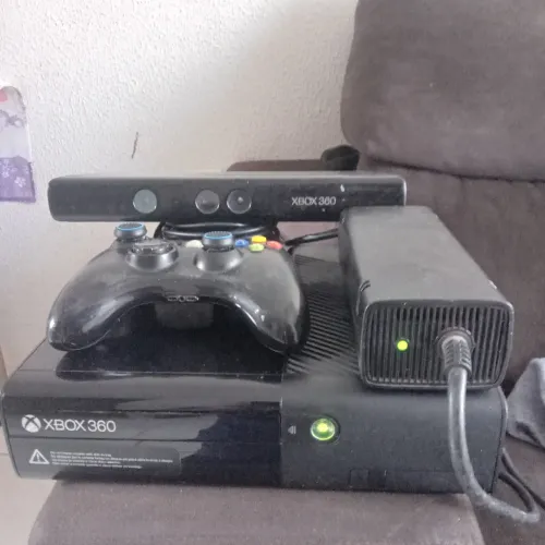 Xbox 360 tudo original, pren driver com Xbox Live. Kinect original, controle original