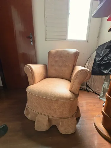 Poltrona Clássica Vintage Bege Estofada com Braços