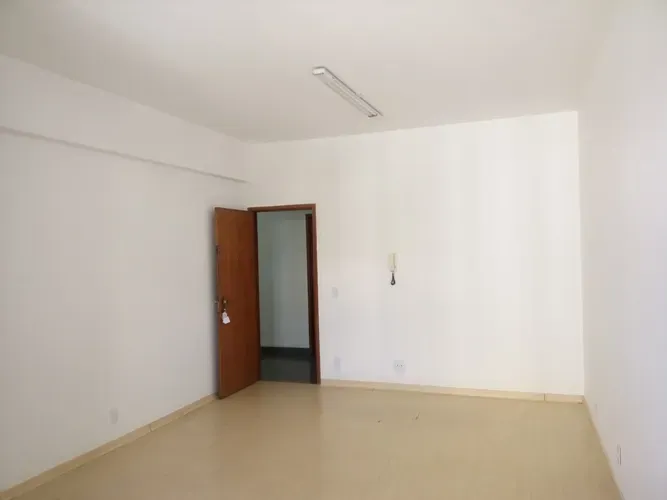 SALA com Banheiro, Raja Gabaglia