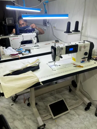 Máquina reta de costura com mesa