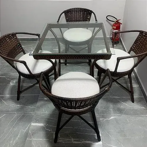 Conjunto de mesa com 4 cadeiras