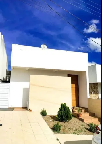 Casa com energia solar aluguel em condomínio fechado