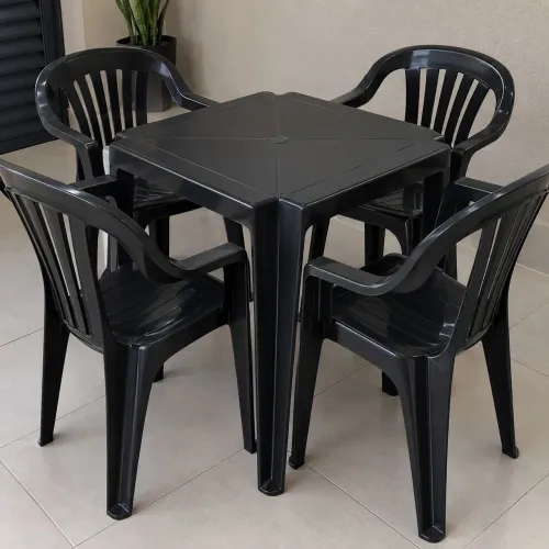 Mesa de plástico com 4 cadeiras