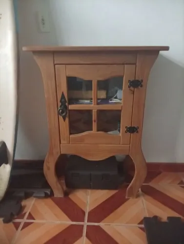 Armário pequeno com vidro
