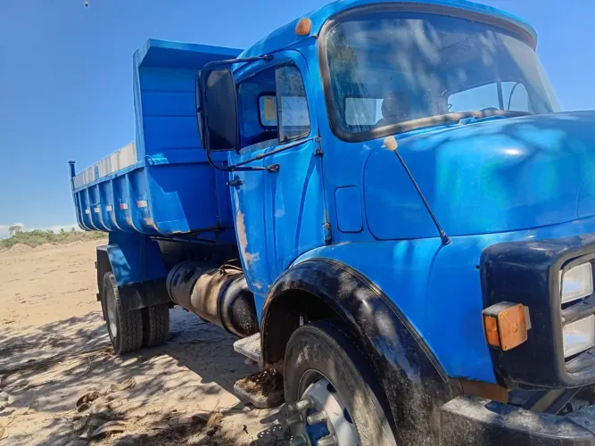 Caminhão Mercedes bens