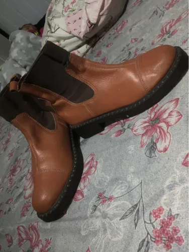 Bota feminina com elástico marrom