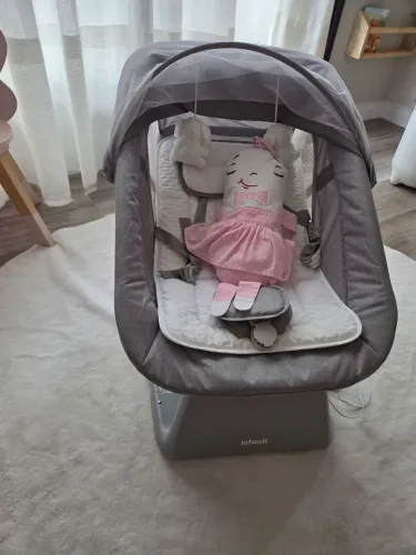 Cadeirinha de descanso para bebê.