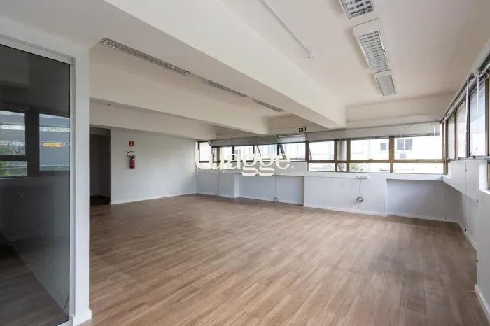 Sala em andar inteiro para alugar próximo ao Hospital de Clinicas e Pronto Socorro