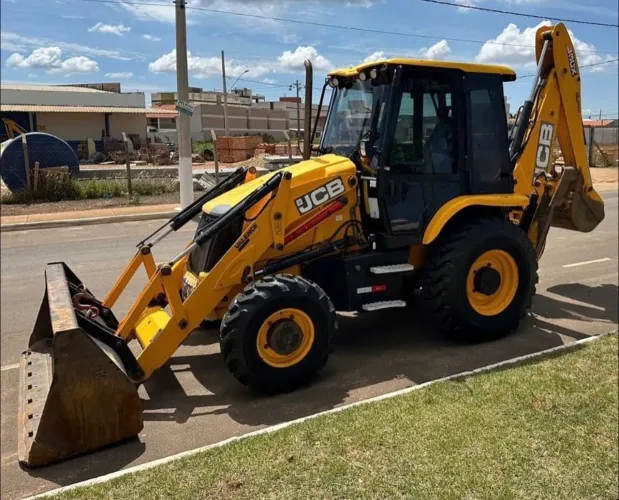 Retroescavadeira JCB 3CX 2018 - Entrada 15.000,00