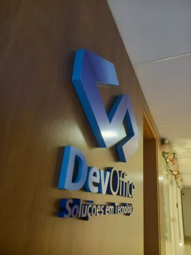 Letreiros, placas para fachadas, revestimentos em ACM, corte em CNC e a laser