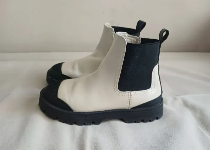 Bota Zara infantil menina Tam 26 palmilha mede 17.5 cm