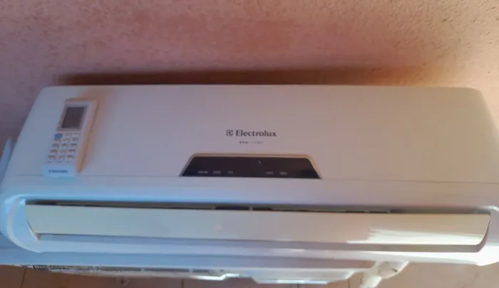 Vendo Ar-condicionado marca Electrolux de 9 mil .