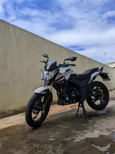 Vendo esta moto 150cc, em dias