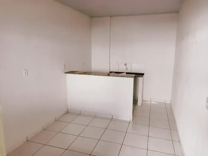 KIT NET UM QUARTO SALA CONZINHA AREIA DE SERVIÇO E UMA GARAGEM COBERTA