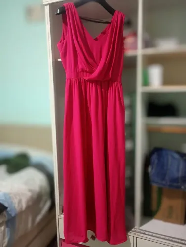 Um vestido rosa longo e um macacão longo verde militar