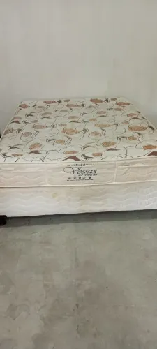 Vendo cama box casal de molas