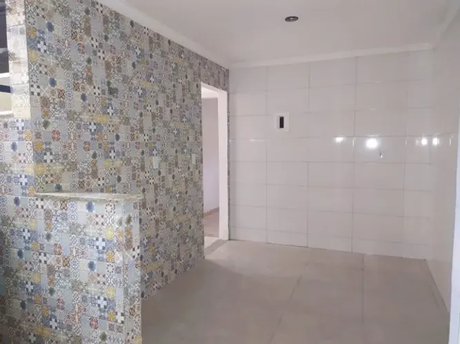 Casa próximo ao centro de Duque de caxias, 2 quartos e vaga de garagem.