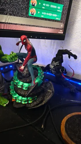 estátua Spider man e Venom