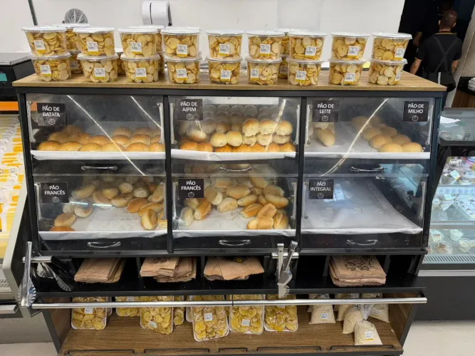 Armário expositor de pães de auto atendimento
