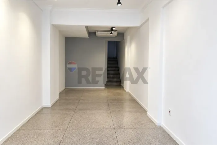 Loja com sobreloja na Bras Bernardino com porta de blindex