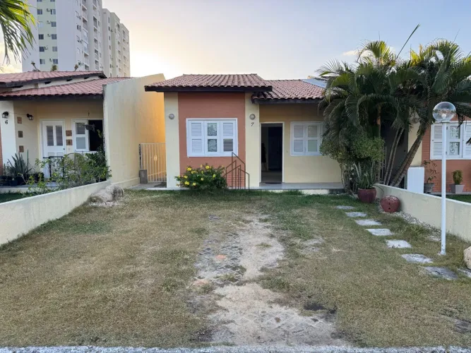 Casa Plana em Condomínio com piscina no quintal