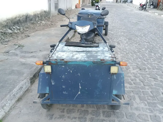 Vende-se moto adaptada triciclo 