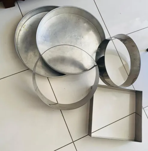 CONJUNTO CONFEITARIA! 2 Formas + 3 Aros Alumínio para BOLO, NOVOS<br>3 aros de inox novos