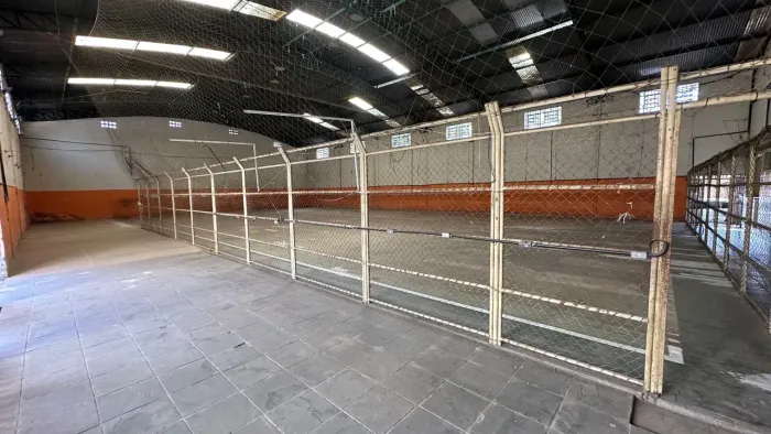 ALUGA-SE GALPÃO NO CINQUENTENÁRIOS 500m2 -