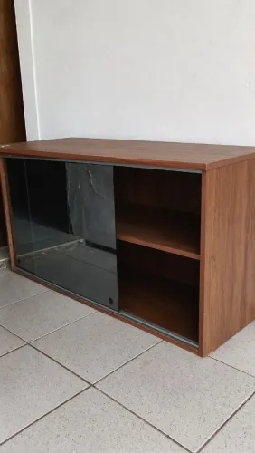 Armário com portas de vidro 