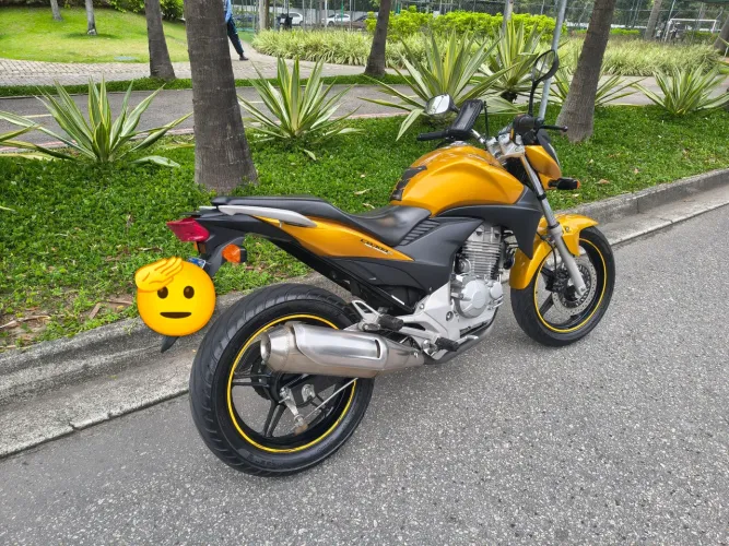 CB 300 impecável
