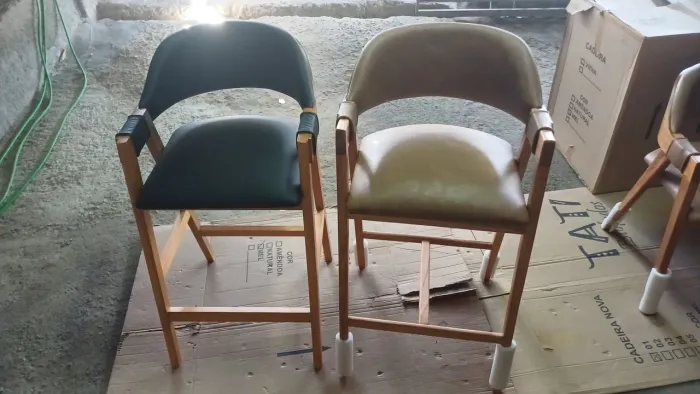 Banquetas alta toda em madeira com assento e encosto revestidos no courino. 