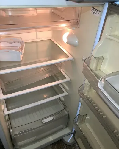 Geladeira 900 reas pra ser retirado está semi nova comprei outra poriso o motivo da venda