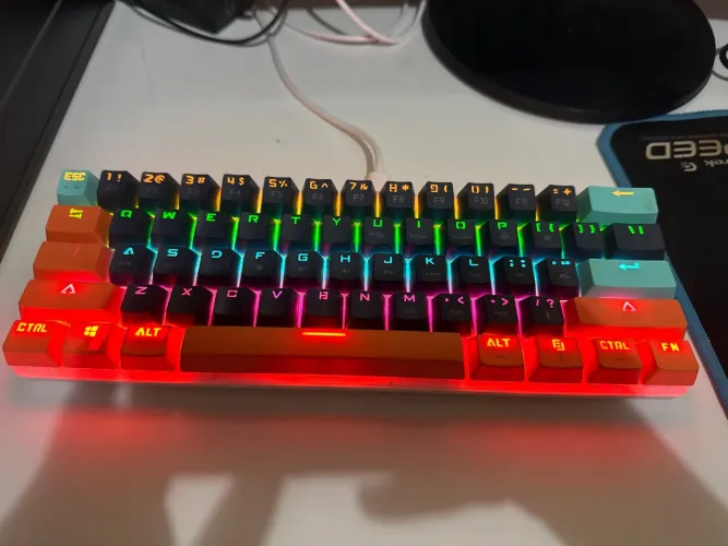 Teclado 60% Rgb Switch Red , totalmente funcional 