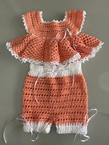 Conjunto de bata e calça em crochê