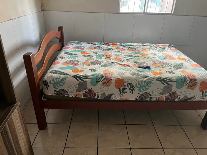 Cama Casal madeira maciça acompanha colchão de mola