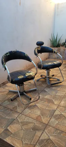 2 Cadeiras Hidráulica Salão - usadas e estofado rasgado